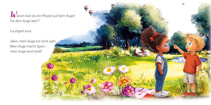 Lia mit ihrem Augenpflaster, ein Junge zeigt auf ihr Augenpflaster und fragt sie, wieso sie es trägt.